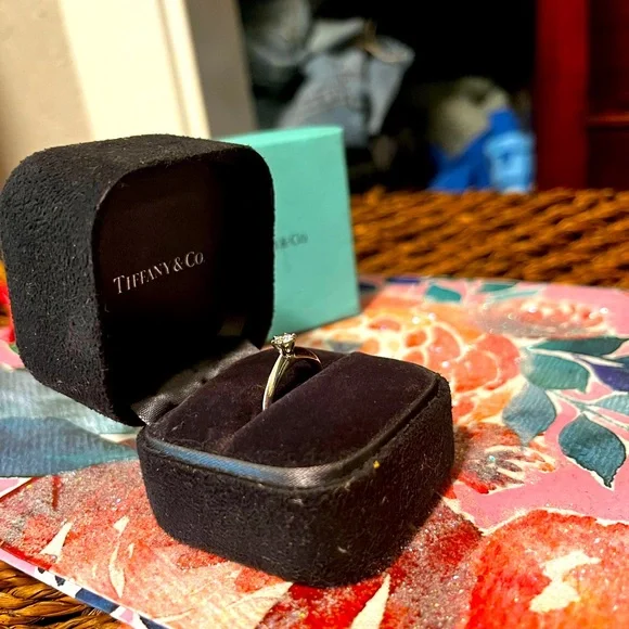 Tiffany Diamond Ring Platinum - Picture 2 of 9